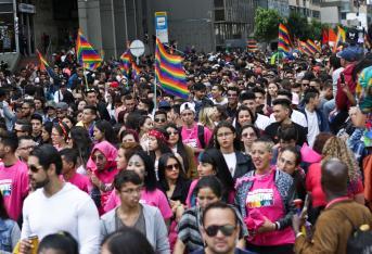 En medio de un ambiente festivo, decenas de personas marcharon hoy en varias ciudades de Colombia en la celebración del Día del Orgullo 
Gay en el que reclamaron eliminar toda discriminación y defender los derechos de todas las personas