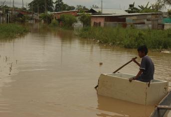 Las calles del barrio San Vicente, de la ciudad de Arauca, llevan ocho días inundadas por las fuertes lluvias. Los habitantes realizan patrullajes diarios en canoas para salvar lo que más puedan de sus pertenencias.
