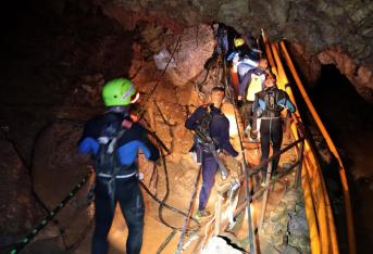 Miembros de organismos de rescate, Ejército y Mariana de Tailandia en las labores para sacar a los 12 niños y su entrenador de una cueva en ese país.