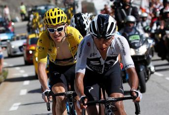 El ciclista británico del Sky y líder de la general, Geraint Thomas (izda), rueda junto a su compañero colombiano Egan Arley Bernal Gómez, durante la decimosegunda etapa del 105º Tour de Francia, disputada entre las localidades galas de Bourg-Saint-Maurice Les Arcs y Alpe d'Huez, el 19 de julio del 2018.