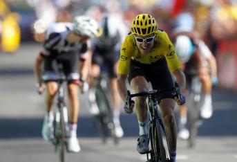 El ciclista británico del Sky y líder de la general, Geraint Thomas, celebra la victoria conseguida en la decimosegunda etapa del 105º Tour de Francia, disputada entre las localidades galas de Bourg-Saint-Maurice Les Arcs y Alpe d'Huez, el 19 de julio del 2018.