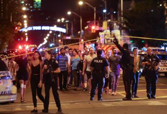 "A las 11:00 p. m. (hora Canadá) del 22 de julio de 2018, un hombre que caminaba solo por la Avenida Danforth efectuó varios disparos a grupos de gente. Varias personas fueron alcanzadas. Dos civiles fueron heridos fatalmente", informó la Unidad de Investigaciones Especiales de Ontario.