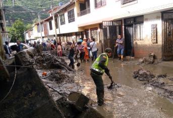 Las fuertes lluvias de las últimas horas desataron la creciente súbita de varias quebradas del municipio de San Gil y el colapso del sistema de alcantarillado, generando afectaciones en varios sectores.