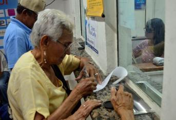 Los adultos mayores desamparados reciben un auxilio directo monetario, a través del programa Colombia Mayor.