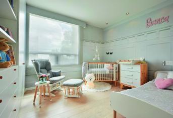El gris y sus diversas tonalidades son el neutro del momento. Combinado con blanco y madera en los muebles, y con acentos de color rosa, el cuarto de esta bebé, diseñado por Andrea Bornacelli, adquiere una tierna calidez.