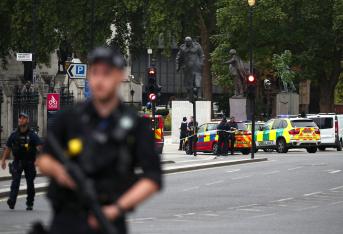 El atropello ocurrido este martes ante las barreras de seguridad del Parlamento británico, en Londres, es tratado como un hecho terrorista, informó la Policía de esta ciudad.