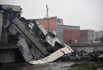 El derrumbe de un tramo del puente Morandi, que tiene 1.182 metros de longitud y una altura de 90 metros, se vino abajo y sepultó bajo escombros varios vehículos.