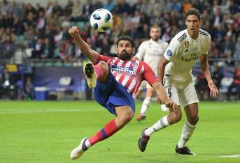 Acción de juego del partido entre Real Madrid y Atlético de Madrid.