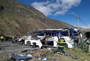 Ocurrió un accidente en la madrugada del martes en la vía que une a Quito con Papallacta y en el que se vieron involucrados un todoterreno y un autobús de matrícula colombiana, que transportaba en su mayoría a ciudadanos de ese país, pero también a ocho venezolanos. Murieron 23 personas.