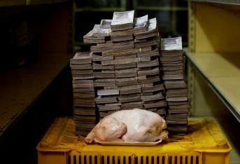 Un pollo de 2,4 kilogramos junto con 14'600.000 bolívares en efectivo, el dinero necesario para pagarlo en un mercado de Catia, en Caracas (Venezuela).