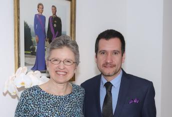 La embajadora de Bélgica en Colombia, Jana Zikmundova, y el escritor Yeiver Rivera.