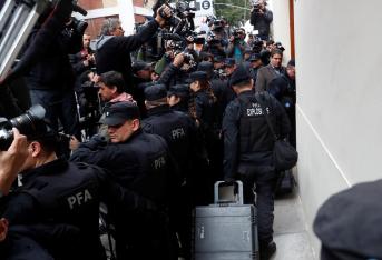A pedido de un juez, los allanamientos a las residencias de Cristina Fernández de Kirchner, sospechada de encabezar un sistema de corrupción masiva durante su presidencia entre 2007 y 2015, continúan este viernes con una propiedad que posee en la Patagonia, en el extremo sur de Argentina.