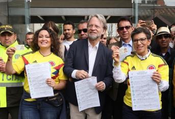 En la primera mitad de la jornada, los promotores de la consulta, Claudia López, Angélica Lozano y Antanas Mockus votaron en la Universidad Konrad Lorenz en Bogotá.