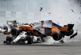 El piloto español de Fórmula Uno Fernando Alonso (McLaren), que tuvo que retirarse del Gran Premio de Bélgica al ser embestido en la primera curva por el alemán Nico Hülkenberg (Renault), explicó que no había manera de evitar el choque y confirmó que todos los pilotos involucrados están bien.