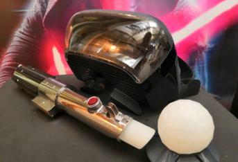 El Starwars Jedi Challenges es un kit compuesto por unas gafas de realidad aumentada, un sensor de movimiento y un sable de luz, similar al que usan los personajes de Star Wars.