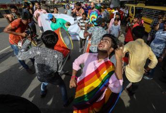 El Tribunal Supremo de la India ha fallado que el sexo entre homosexuales ya no es una ofensa criminal en el país. Cinco jueves han revocado así una ley de la era colonial para legalizar las relaciones sexuales consentidas entre adultos del mismo sexo.