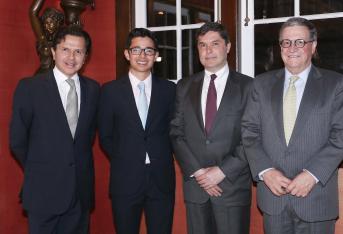 Rodrigo Pacheco, el alumno Juan Fernando López, Jaime Upegui, presidente de Colpatria, y Pablo Navas, rector de la universidad de los Andes.