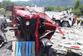 Hacia las 8 a.m. de este miércoles, dos camiones turbo que transportaban helado y yogurt se chocaron en la vía Guaduas-Puerto Salgar (Cundinamarca).