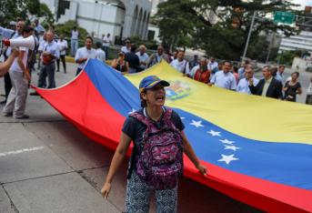 Cientos de trabajadores venezolanos protestaron hoy en Caracas y otras ciudades de Venezuela contra las medidas económicas aplicadas por el jefe de Estado, Nicolás Maduro, principalmente por la unificación salarial de facto que afecta a millones de empleados en medio de la crisis.