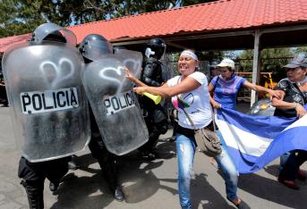 Al menos un muerto, cinco heridos y diez detenidos dejó este domingo una marcha contra el Gobierno y a favor de la liberación de los detenidos en protestas contra Daniel Ortega, que fue dispersada a balazos por simpatizantes sandinistas, según denunciaron los organizadores, y que se trató de un "fuego cruzado", según la Policía.