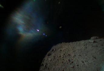 Imagen de la superficie de Ryugu tomada por uno de los exploradores.