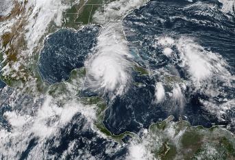 Esta imagen de satélite a la tormenta tropical 'Michael' acercándose hacia el Golfo de México.