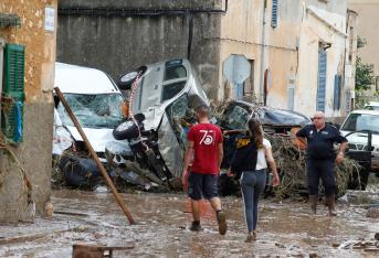 Al menos nueve personas murieron en las últimas horas y seis siguen desaparecidas en la isla mediterránea española de Mallorca debido a las inundaciones y el desbordamiento de torrentes causados por fuertes lluvias, informaron este miércoles las fuerzas de seguridad.