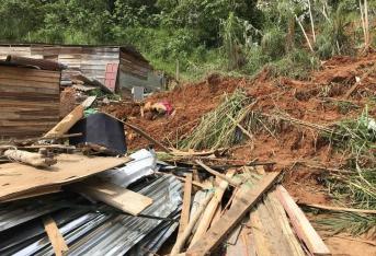 En Barrancabermeja se presentó una avalancha por las fuertes lluvias que produjo la tragedia en cuatro viviendas en donde habitaban alrededor de 11 personas.
