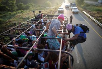 El Gobierno del presidente de Estados Unidos, Donald Trump, podría enviar hasta 1.000 soldados a la frontera con México, dijeron este jueves funcionarios, para frenar la caravana de al menos 7.000 inmigrantes que partió desde Honduras el pasado 13 de octubre.