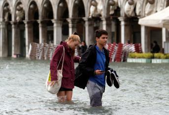El temporal de lluvias en Italia dejó a Venecia bajo el agua este lunes. Es la sexta vez en la historia reciente de la ciudad que la llamada 'acqua alta' supera los 150 centímetros.