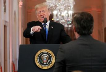 El presidente de EE. UU., Donald Trump, tuvo una discusión durante una rueda de prensa en la Casa Blanca con el periodista de CNN Jim Acosta.