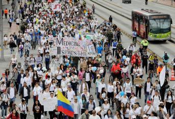 Cientos de bogotanos salieron a las calles a manifestarse para pedir mayores recursos para la educación pública en el país.