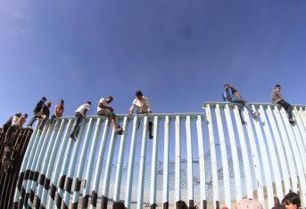Este martes decenas de migrantes centroamericanos alcanzaron la frontera entre México y Estados Unidos y treparon la valla que divide ambos países en una especie de primera meta en su objetivo final de entrar a la Unión Americana.