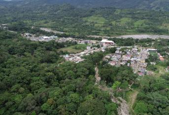 En Mocoa se está reconstruyendo un bosque como parte de la reconstrucción de la ciudad. Bosques de paz es una iniciativa que tiene como objetivo restaurar 1.5 hectáreas con el fin de fomentar la educación ambiental.