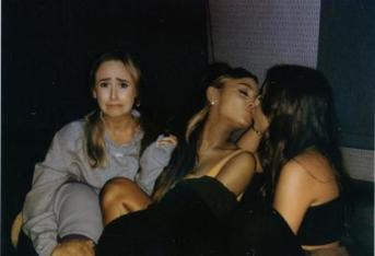 Este lunes, la cantante estodounidense Ariana Grande, publicó en su cuenta de Instagram una serie de fotos con dos mujeres y en una se besó con quien dice ser su prima. Aquí le recordamos algunos famosos que han besado a personas de su mismo sexo.