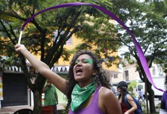 En una colorida y sonora jornada, miles de personas salieron este domingo a las calles de las principales ciudades de Colombia para rechazar la violencia contra las mujeres y exigir un trato igualitario en la sociedad.