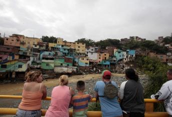 Un fuerte aguacero dejó damnificados a decenas de familias de los barrios El Pesebre y La Iguaná.