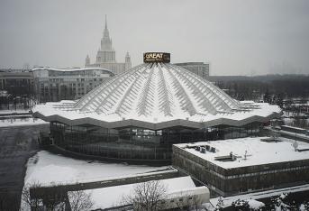 Construido en 1971, el Gran circo estatal de Moscú fue diseñado por el arquitecto Yakov Belopolsky (ganador del Premio Nacional de Arquitectura de la URSS, en 1988). Al fondo también se ve una de las siete hermanas, el proyecto de rascacielos liderado por José Stalin y que se convirtieron en uno de los emblemas de la capital rusa.