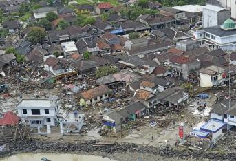 Los equipos de emergencia trabajaron a contra reloj este martes para encontrar con vida a alguna de las 159 personas dadas por desaparecidas a raíz del tsunami que golpeó hace cuatro días el estrecho de Sonda, entre las islas indonesias de Java y Sumatra, en Indonesia.