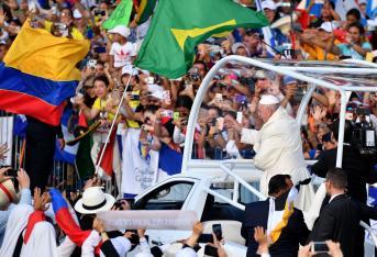 El papa Francisco saluda este jueves a su llegada al campo Santa María La Antigua para participar en la ceremonia de acogida de la Jornada Mundial de la Juventud (JMJ), en Ciudad de Panamá (Panamá).