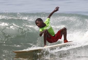 Niños surfistas de Nuquí