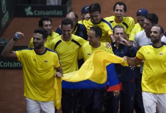 Equipo de Colombia en la Copa Davis celebra la clasificación.