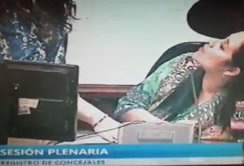 La concejal del Polo Democrático, Xinia Navarro, haciendo su registro a la sesión plenaria de la corporación.