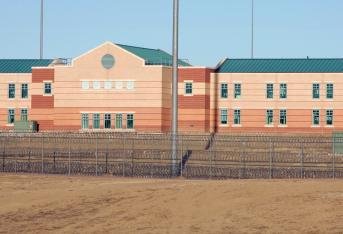 El Complejo Correccional Federal, que incluye la Penitenciaría Administrativa Máxima o la prisión "Supermax", se encuentra en Florence, Colorado y alberga a los internos más violentos.