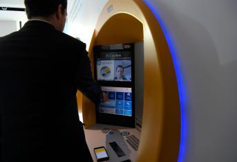 En España, CaixaBank dispuso los primeros cajeros automáticos que sustituyen el actual código de seguridad, el pin, por la tecnología de reconocimiento facial.