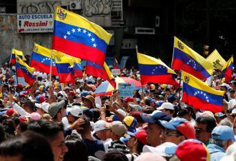 En Caracas también se ha vivido el clima de rechazo al régimen de Nicolás Maduro. Cientos de opositores se tomaron las calles de la capital venezolana para manifestarse.