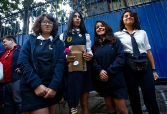El pasado martes 5 de marzo la joven 'trans' Arlén Aliaga tuvo su primer día de clases en un colegio público de Santiago de Chile. Su regreso a las aulas se dio luego de una fuerte batalla legal por tener espacio en una escuela solo de mujeres. (Información: 'El Comercio', Perú - GDA).