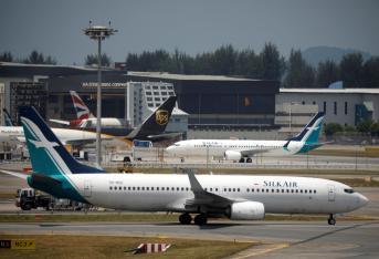 Foto de archivo muestra a avión Boeing 737 Max de Silkair cerca de los hangares en el aeropuerto Changi de Singapur.