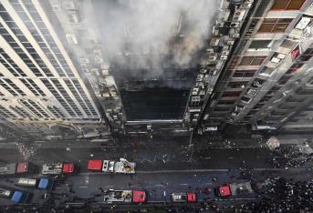 Incendio en un rascacielos de Dacca, la capital de Bangladesh, dejó el jueves 19 víctimas mortales y 73 heridos. Este hecho revive el temor de que vuelva a suceder una tragedia similar a la que acabó con la vida de unas 70 personas hace casi un mes en la capital bangladesí. Según un portavoz de los servicios de bomberos, "la cifra todavía puede aumentar ya que aún se está recopilando información en el lugar del suceso". Por otro lado, de acuerdo con informaciones de las autoridades del lugar, el fuego se desató en el edificio sobre las 12.50, hora local (06.50 GMT), sin que se conozca hasta el momento la causa que lo inició.