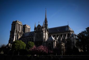 Vista lateral y trasera de la catedral de Notre Dame, en París